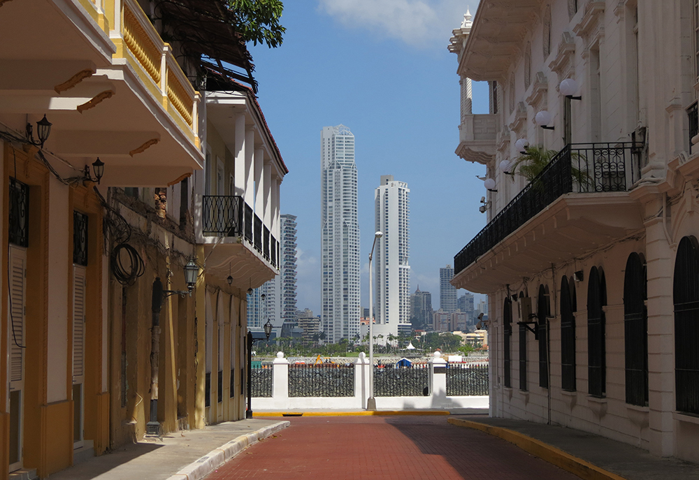 Historische Gasse im Casco Viejo mit Blick auf die Wolkenkratzer von Panama City