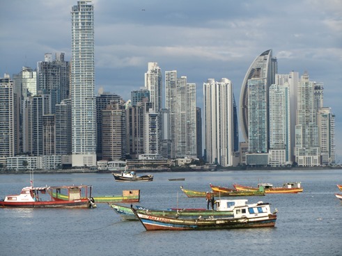 Skyline von Panama City mit Fischerbooten im Vordergrund