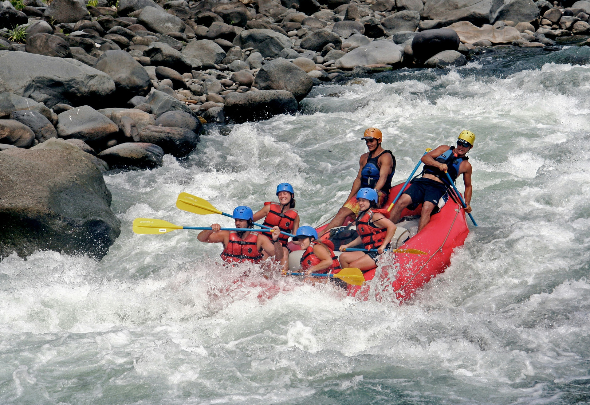 Raftingboot in den Stromschnellen eines Flusses in Costa Rica