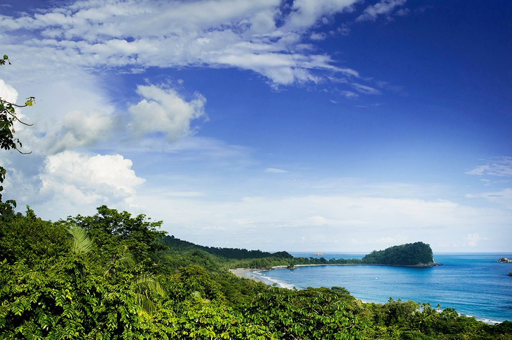 Blick über den Regenwald auf eine Bucht an der Pazifikküste von Costa Rica